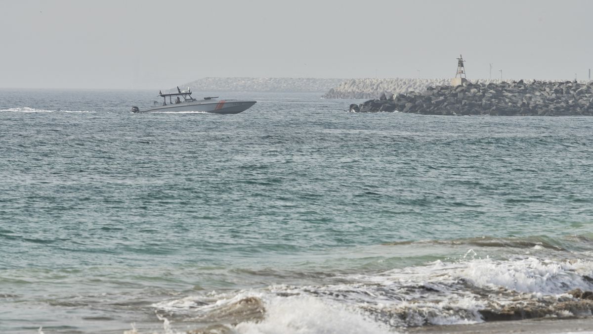 Únosci, kteří pronikli na tanker v Ománském zálivu, loď opustili